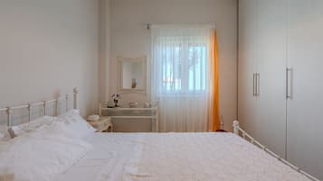 Ferienhaus, 2 Schlafzimmer, Raucher, Poolzugang | 2 Schlafzimmer, kostenlose Babybetten, Bettwäsche