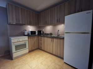 Microwave, coffee/tea maker, highchair, cookware/dishes/utensils - Anaroussa Diros Villa (East Mani)