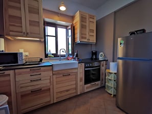 独立别墅, 5 间卧室, 吸烟房, 露台 | 私人厨房 | 微波炉、茶具/咖啡用具、高脚椅、厨具/餐具