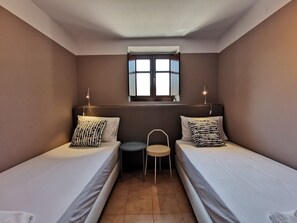 5 bedrooms, free cribs/infant beds, bed sheets - Anaroussa Diros Villa (East Mani)