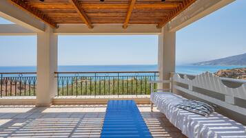 منزل - ٣ غرف نوم - للمدخنين - بمسبح خاص | شرفة