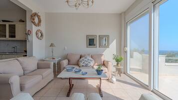 منزل - ٣ غرف نوم - للمدخنين - بمسبح خاص | غرفة المعيشة | مدفأة