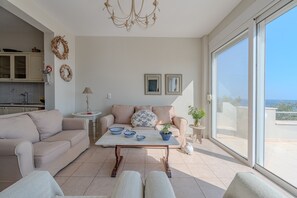 Huis, 3 slaapkamers, roken, privézwembad | Woonkamer | Een open haard