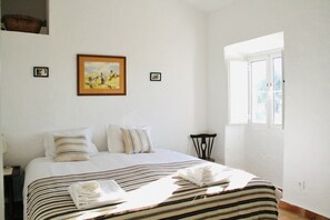 4 bedrooms, iron/ironing board, WiFi, bed sheets - Monte Barriga: Cozy Retreat with Private Pool and Air Conditioning (Beja)