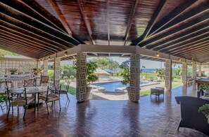 Outdoor dining - Casa Cres, Beachfront, Private Pools, Tennis and AC! (El Roble)