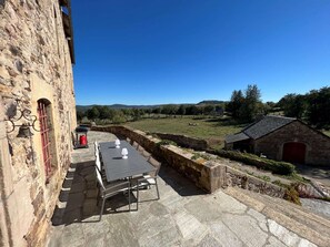 Outdoor dining - 18th century farmhouse in the foothills of the Lévezou mountains (Séverac d'Aveyron)