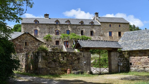 Um edifício de pedra com várias janelas e portão.