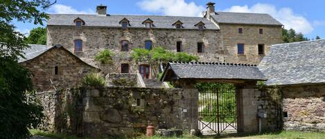 المنشأة من الخارج