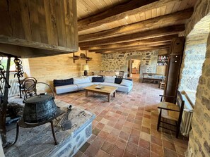 TV, fireplace, ping pong, books - 18th century farmhouse in the foothills of the Lévezou mountains (Séverac d'Aveyron)