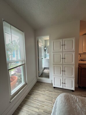 Bed sheets - Cozy studio in Port St. Lucie with AC -WiFi for relaxing stays (Port St. Lucie)