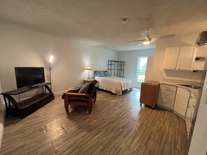 Bed sheets - Cozy studio in Port St. Lucie with AC -WiFi for relaxing stays (Port St. Lucie)