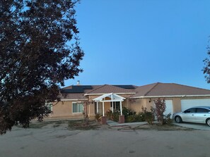 Exterior - “Guest House with Private Jacuzzi & King Suite” (Hesperia)