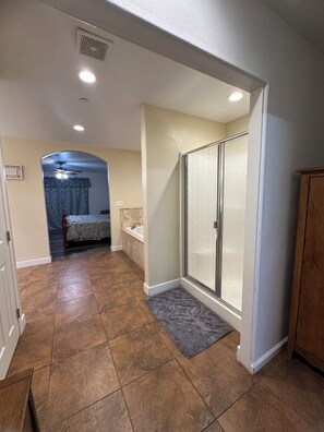 Room - “Guest House with Private Jacuzzi & King Suite” (Hesperia)