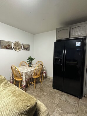 Dining - “Guest House with Private Jacuzzi & King Suite” (Hesperia)