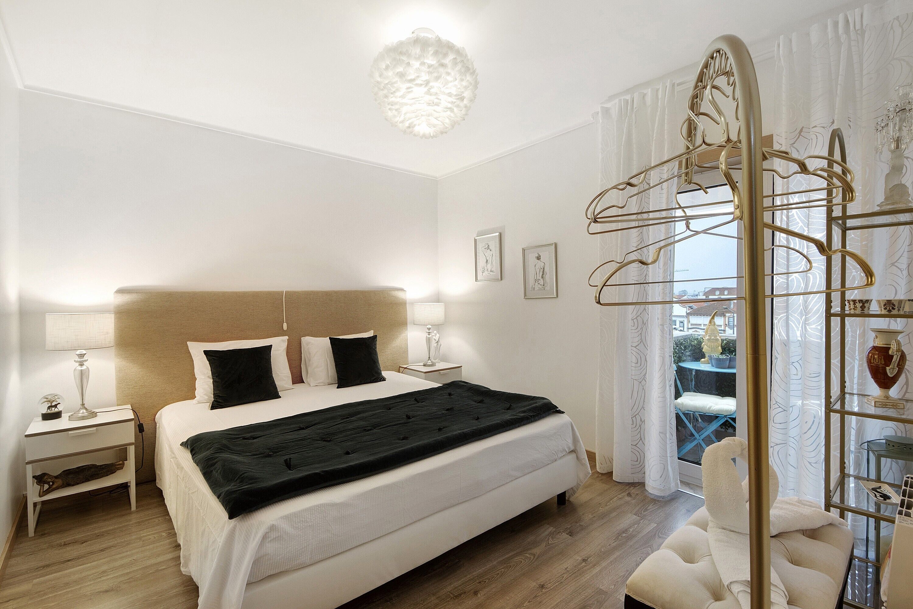 Tabla de planchar con plancha, wifi y ropa de cama 