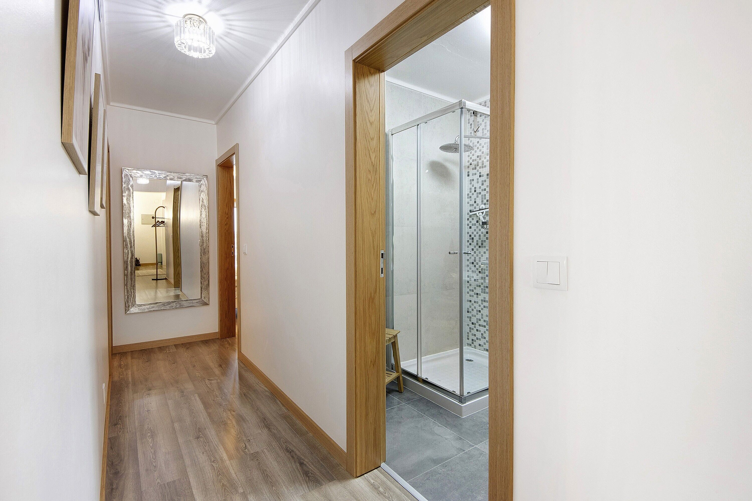 Regadera, secadora de cabello, toallas 