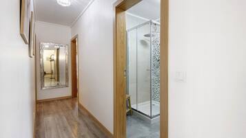 Regadera, secadora de cabello, toallas