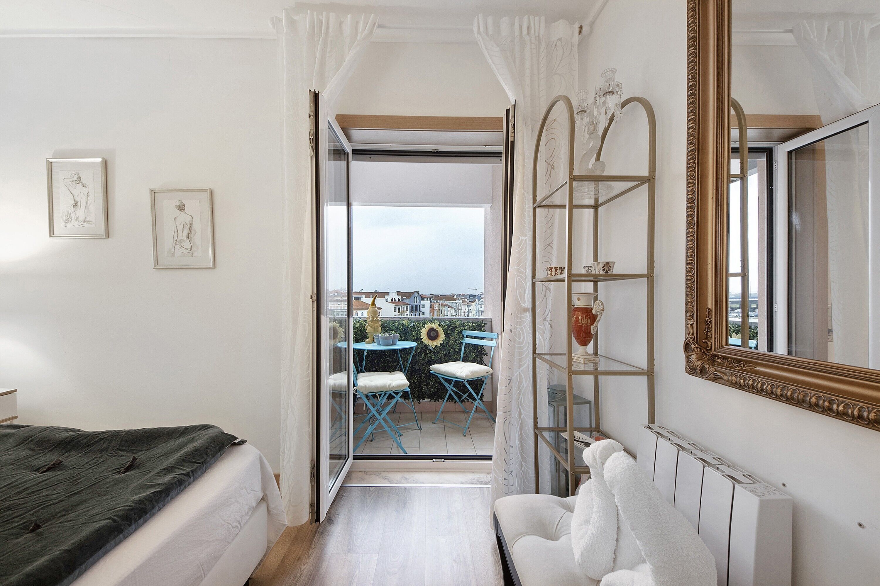 Tabla de planchar con plancha, wifi y ropa de cama 