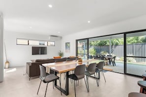 Dining - Luxury Oasis- Modern coastal escape near Fremantle (Coolbellup)