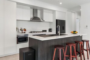 Fridge, microwave, oven, stovetop - Luxury Oasis- Modern coastal escape near Fremantle (Coolbellup)