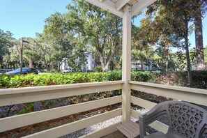Property grounds - Coastal 2BR w Shared Pool & Tennis, Near Beach! (Hilton Head Island)