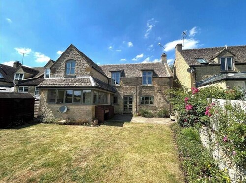 Traditional Cotswold escape with garden and fireplace