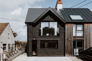 Exterior - Dune House - Free parking, EV charger, Beach  - Pass the Keys (Camber)