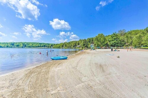 Home in Arrowhead Lake Pocono PA- Hot Tub, Fire Pit, Amenities
