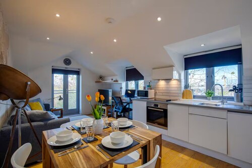 Stylish and Modern Flat with Free Parking - Pass the Keys
