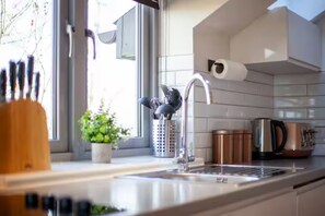 Kjøleskap, mikrobølgeovn, ovn og oppvaskmaskin