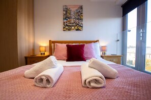 Tabla de planchar con plancha, wifi gratis, ropa de cama