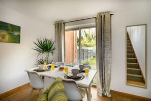 Dining - Modern 2-Bed Stay with Garden & Parking - Pass the Keys (Nottingham)