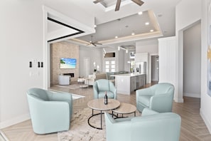 Smart TV, fireplace, table football, ping pong - Southern Sun - New Listing! (Cape Coral)