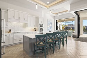 Fridge, microwave, oven, stovetop - Southern Sun - New Listing! (Cape Coral)