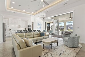 Smart TV, chimenea, futbolito y tenis de mesa