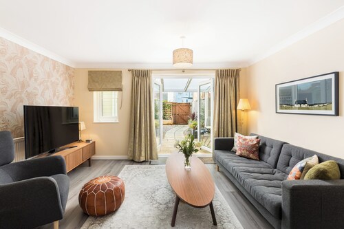 Modern family home | Parking | Private garden - Pass the Keys