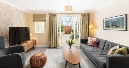 Modern family home | Parking | Private garden - Pass the Keys