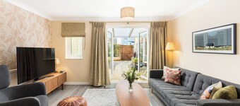 Modern family home | Parking | Private garden - Pass the Keys