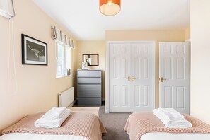 Tabla de planchar con plancha, wifi gratis y ropa de cama