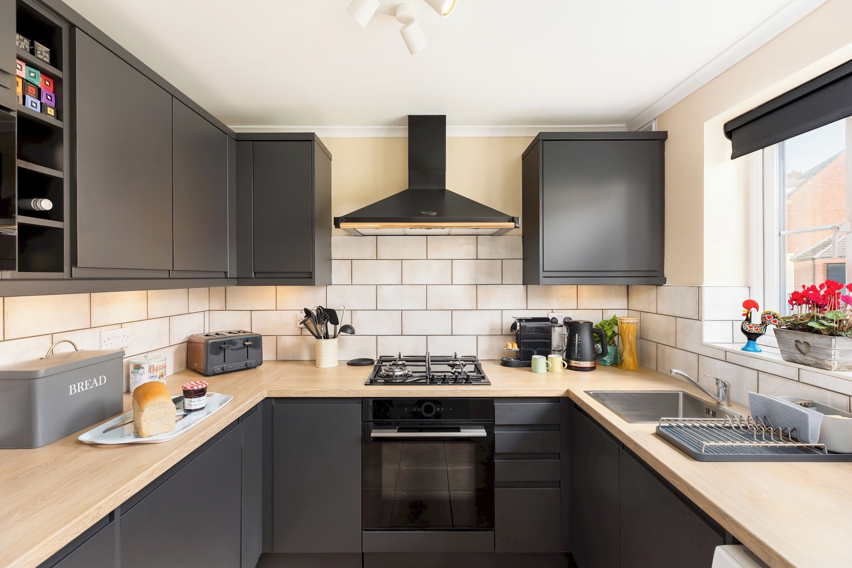 Een koelkast, een microgolfoven, een oven, een vaatwasser