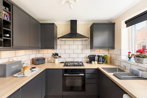 Modern family home | Parking | Private garden - Pass the Keys