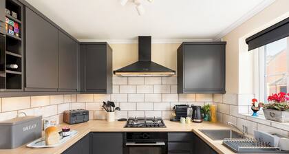 Modern family home | Parking | Private garden - Pass the Keys