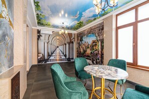 Kolmen hengen deluxe-huone, parveke | Egyptinpuuvillaiset lakanat, ylelliset vuodevaatteet, minibaari
