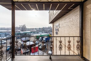 Deluxe driepersoonskamer, balkon | Lakens van Egyptisch katoen, luxe beddengoed, een minibar, een bureau