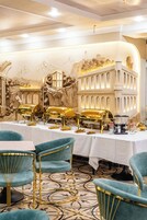 Café da manhã com buffet grátis todos os dias