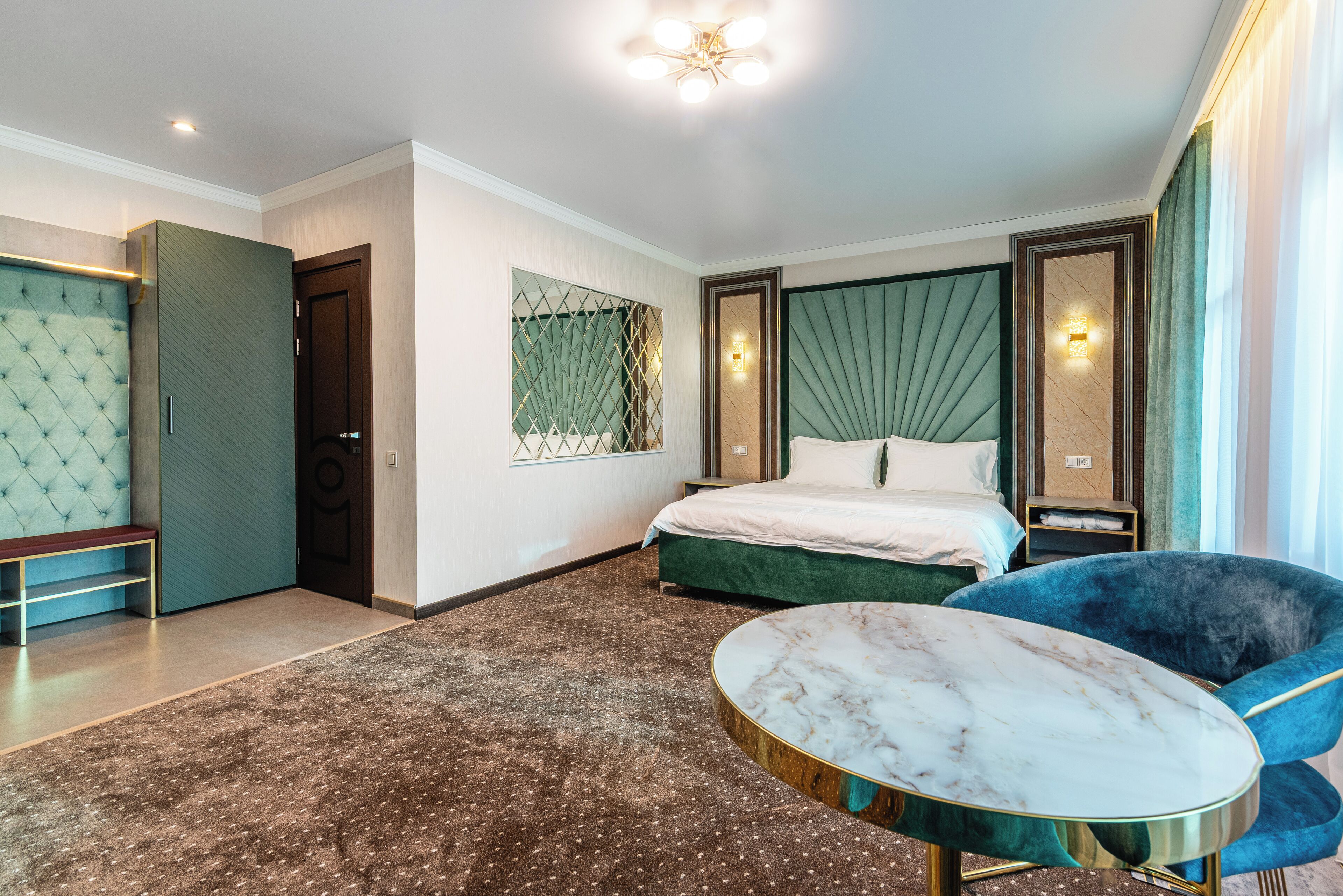 Phòng đôi tiện nghi đơn giản, ban công, quang cảnh thành phố | Bộ trải giường bằng vải cotton Ai Cập, bộ đồ giường cao cấp, minibar 