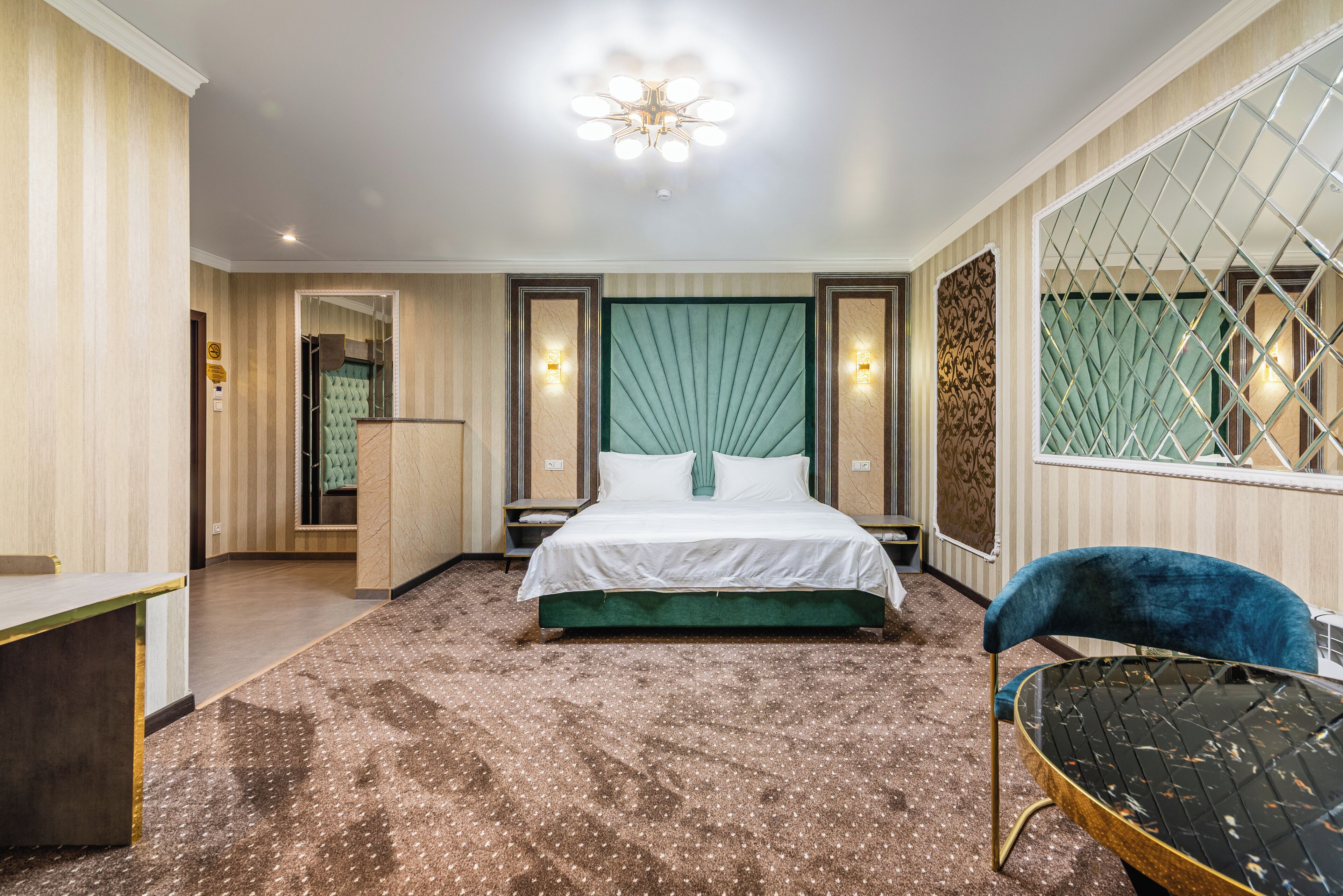 Draps en coton égyptien, literie de qualité supérieure, minibar, bureau