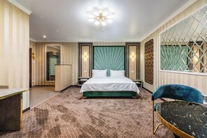 Deluxe driepersoonskamer, balkon | Lakens van Egyptisch katoen, luxe beddengoed, een minibar, een bureau