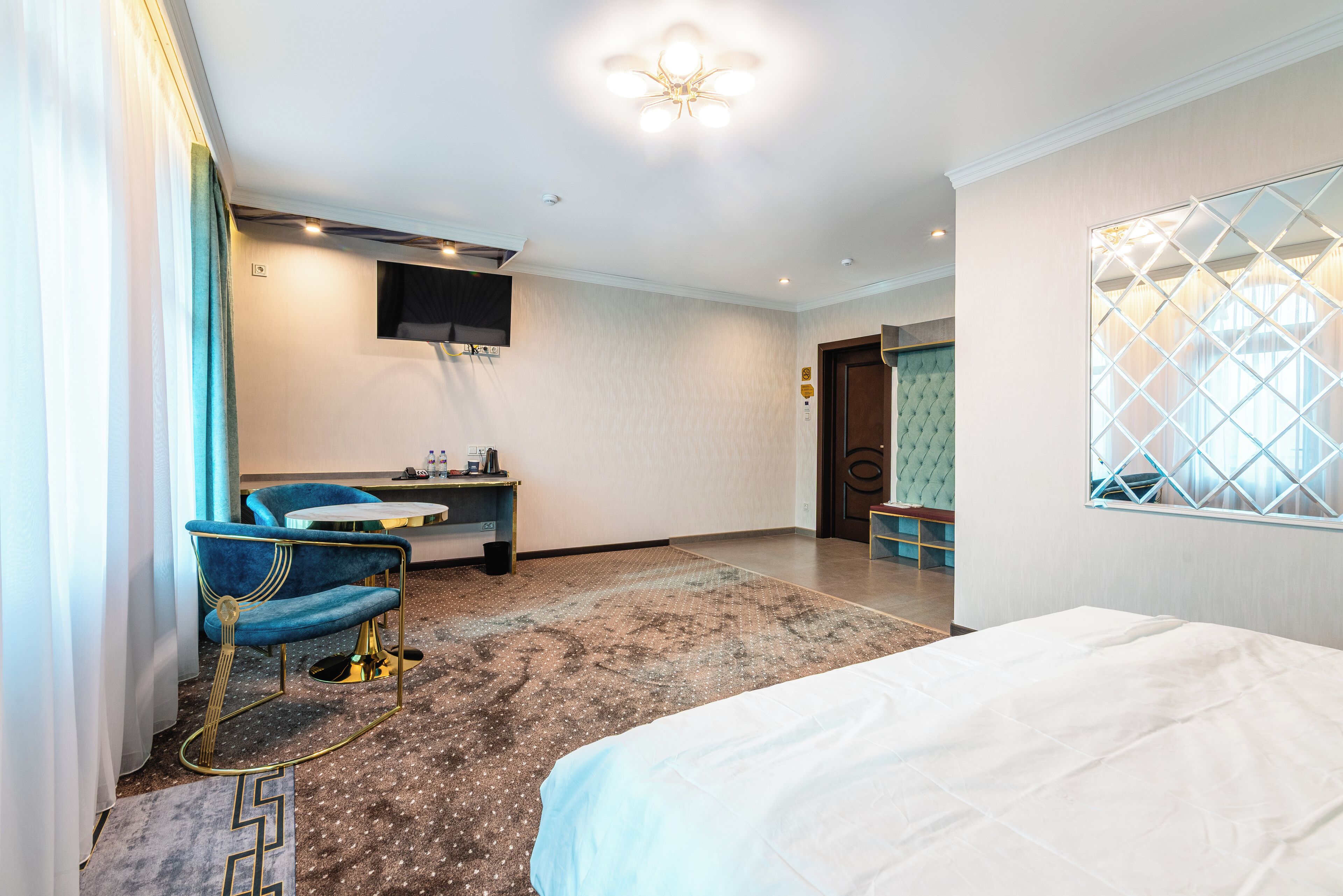 Comfort tweepersoonskamer, balkon, uitzicht op de stad | Een bureau, een laptopwerkplek, gratis wifi