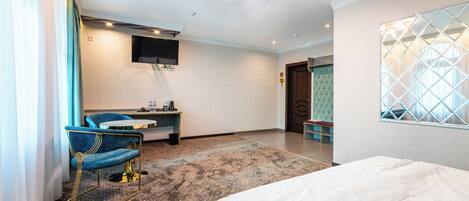 Comfort tweepersoonskamer, balkon, uitzicht op de stad | Een bureau, een laptopwerkplek, gratis wifi